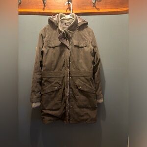 Cabelas Women’s winter coat. Size L. Used but in good condition.